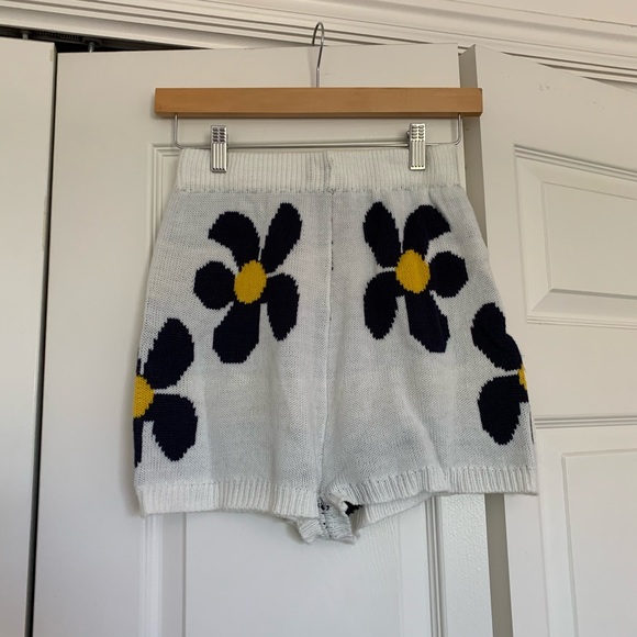 Daisy Sweater Shorts - Picture 1 of 2